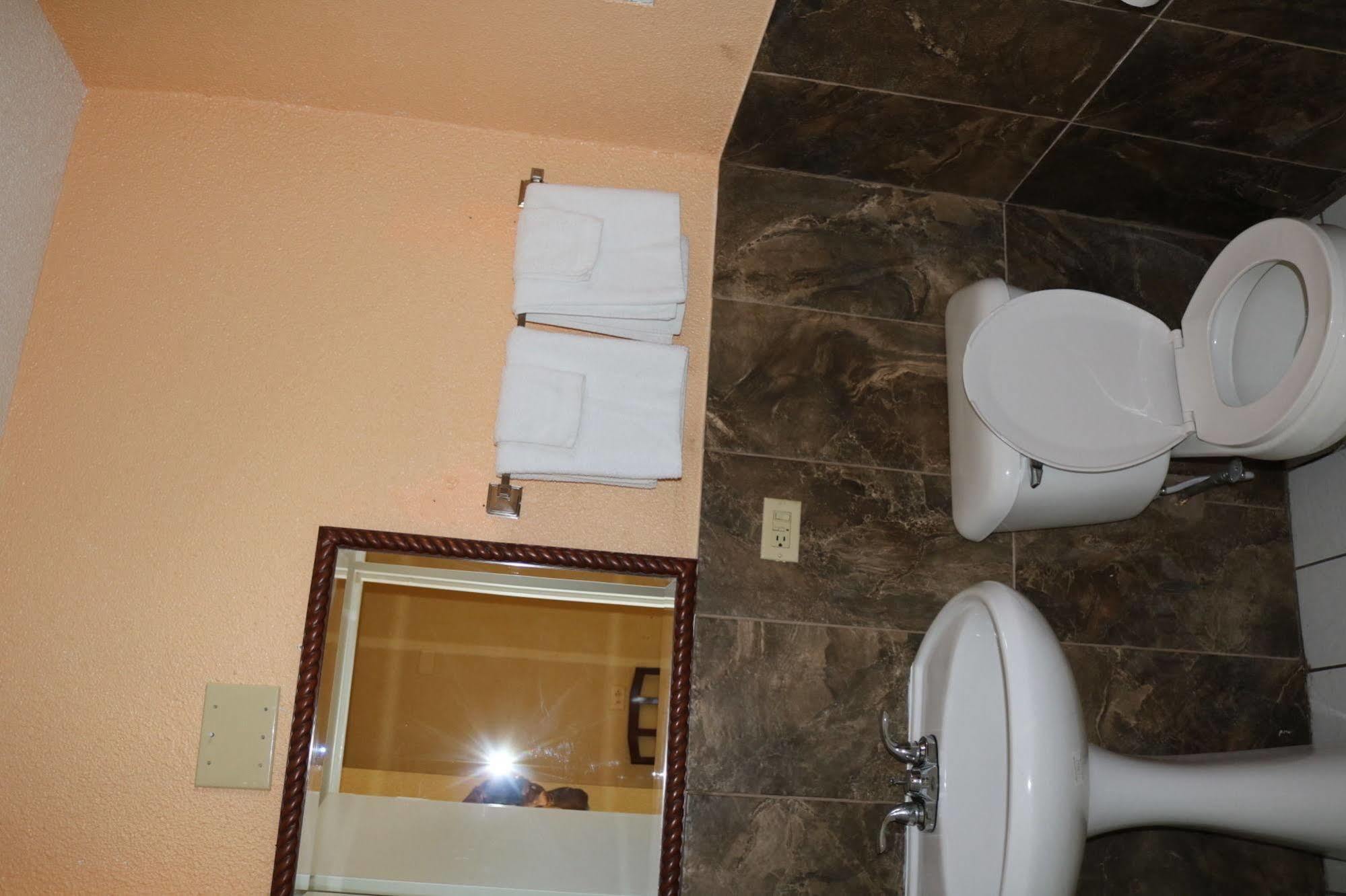 Miami Inn & Suites Оук-Лон Экстерьер фото