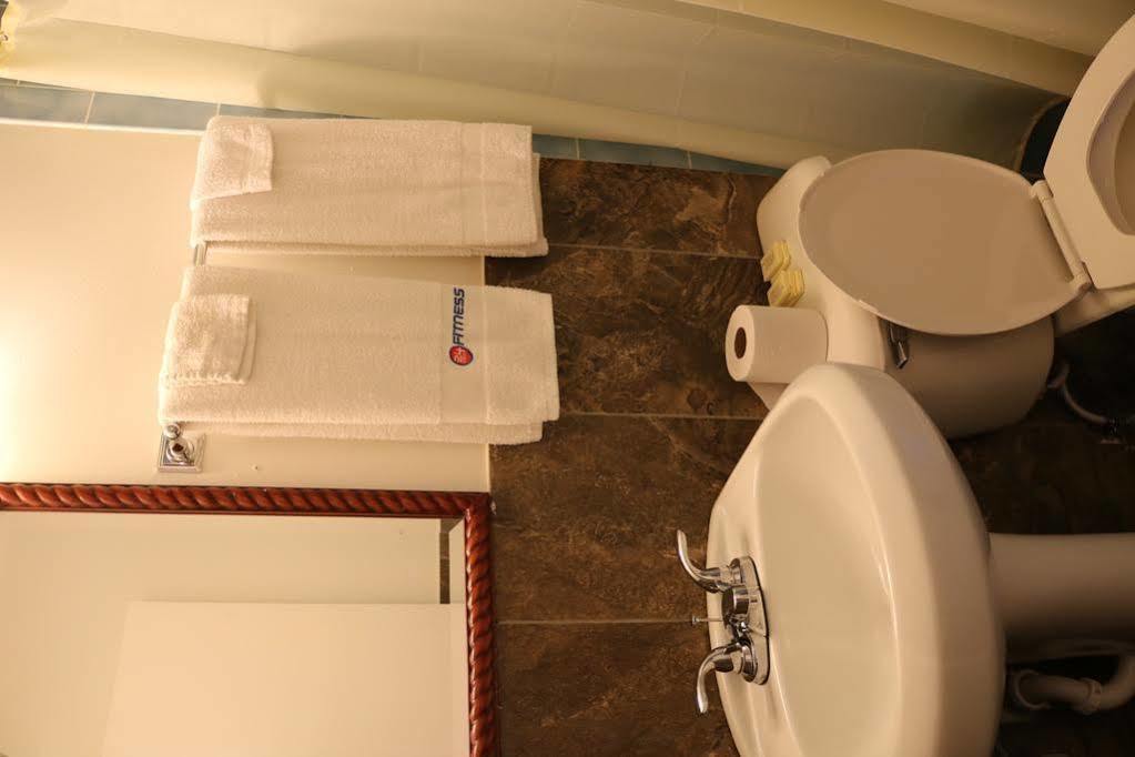 Miami Inn & Suites Оук-Лон Экстерьер фото