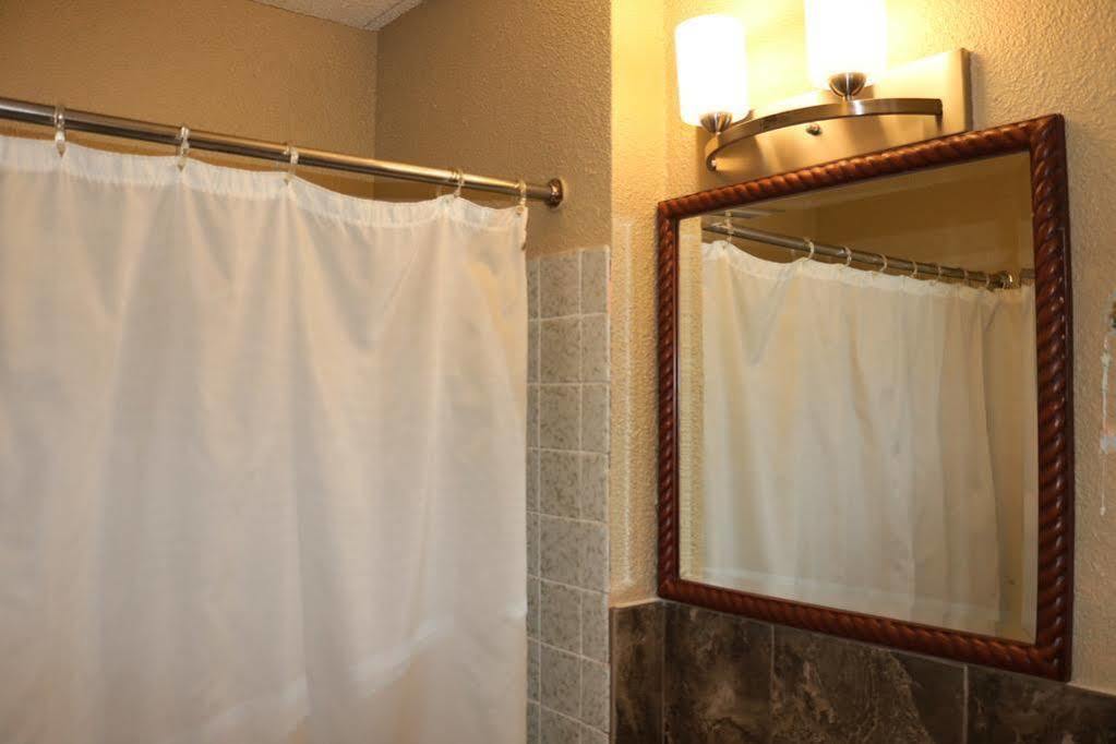 Miami Inn & Suites Оук-Лон Экстерьер фото